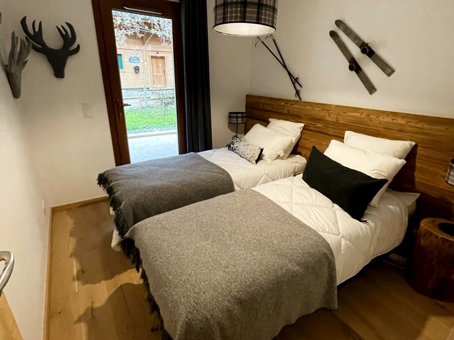 Bedroom 2: Twin beds